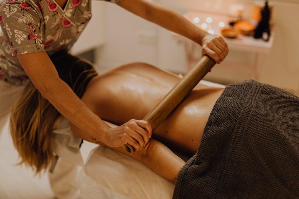 Mujer recibiendo maderoterapia