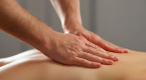 Masoterapeuta aplicando Masaje Deportivo en Medellín